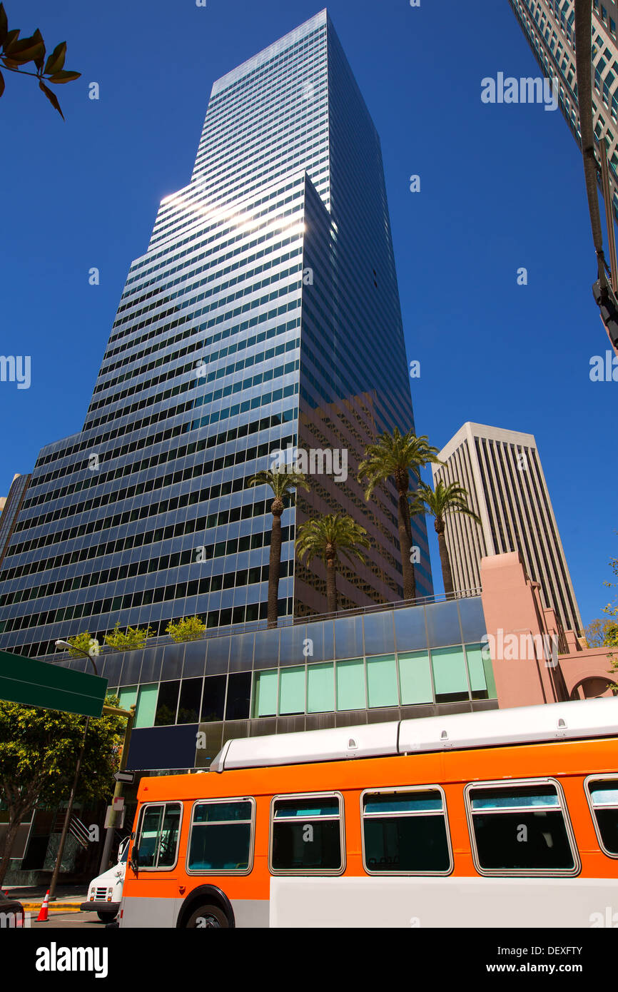 LA Downtown Los Angeles California skyline con il traffico sulle strade Foto Stock