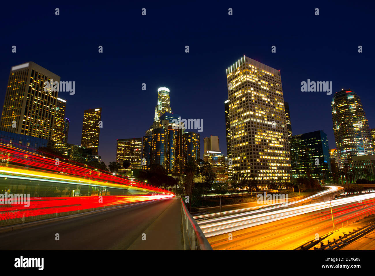 Downtown la notte di Los Angeles skyline tramonto California dalla 110 Freeway Foto Stock