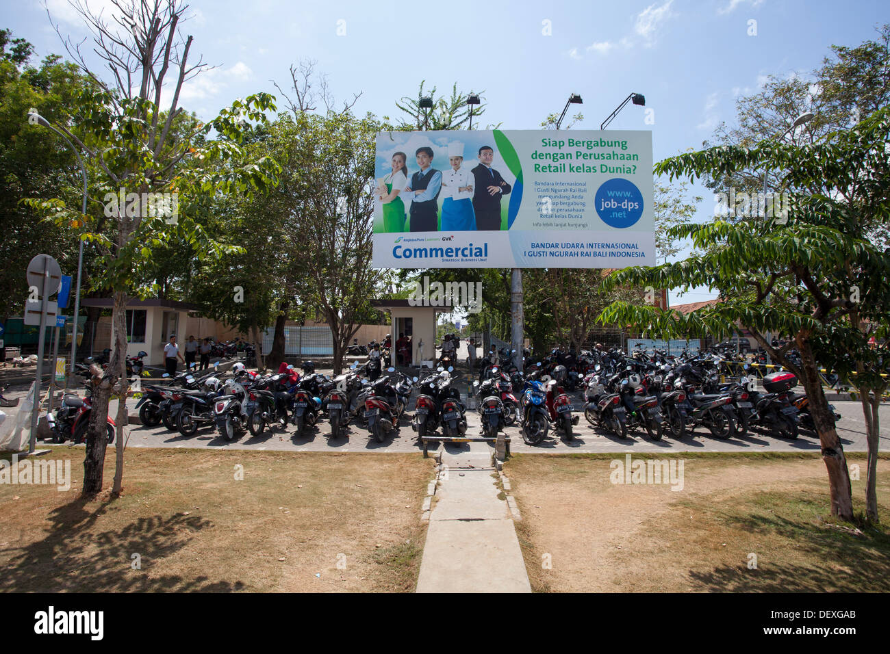 Moto Aeroporto di Ngurah Rai Denpasar Bali Indonesia spazio parcheggio biciclette a migliaia di piccole caschi moto nuova ala trasporti Foto Stock