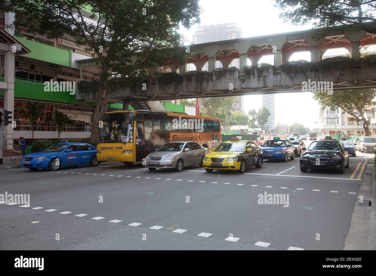 Strada del traffico della città di Singapore Asia auto street spostare il dispositivo di azionamento per azionare i pendolari pendolari trasporti trasporto taxi cabina giorno Foto Stock