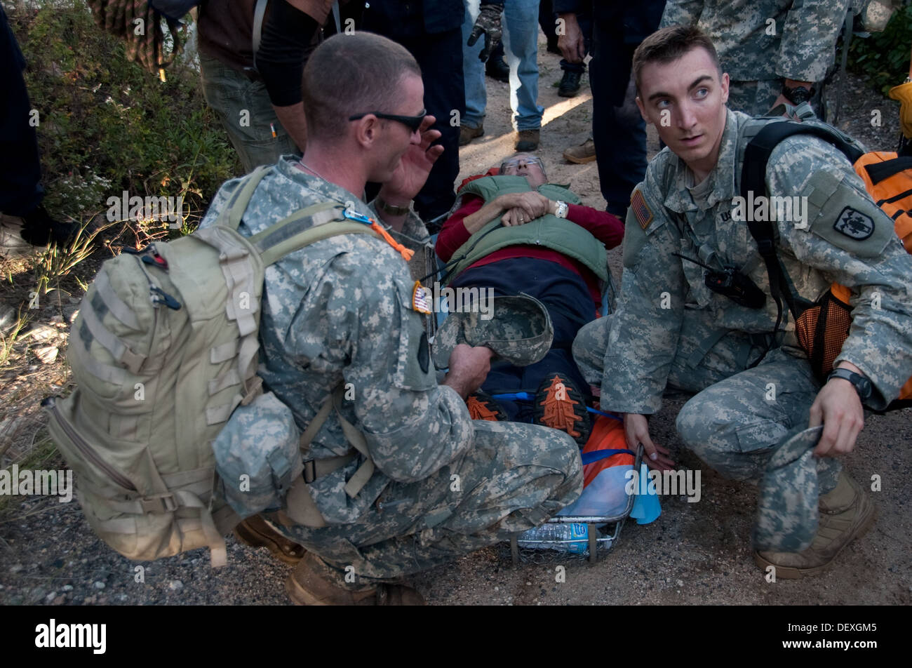 Civili il personale di salvataggio e i membri dell'esercito Colorado National Guard 3° Battaglione 157Campo alfa di artiglieria di uso della batteria Foto Stock