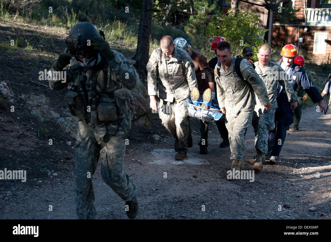 Civili il personale di salvataggio e i membri dell'esercito Colorado National Guard 3° Battaglione 157Campo alfa di artiglieria di uso della batteria Foto Stock