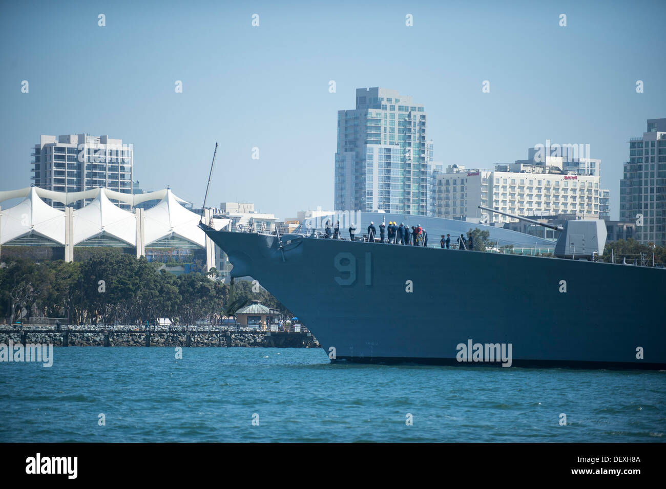 Il Arleigh Burke-class guidato-missile destroyer USS Pinckney (DDG 91) transita per la Baia di San Diego. Pinckney aiuta a fornire la dissuasione, promuovere la pace e la sicurezza, preservare la libertà dei mari e umanitaria di emergenza/risposta entro U.S. 3° della flotta di 50 milli Foto Stock