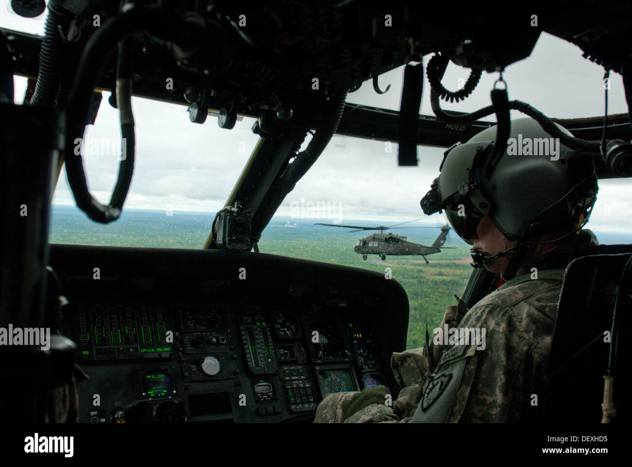 Chief Warrant Officer 2 Eric Willett, controlla la UH-60 Blackhawk durante un multi-ship missione di addestramento, sabato 7 settembre 16. Willett e soldati dell'esercito Maine Guardia Nazionale il 3° Battaglione, 142th reggimento aviazione provato decolli, volare e Foto Stock