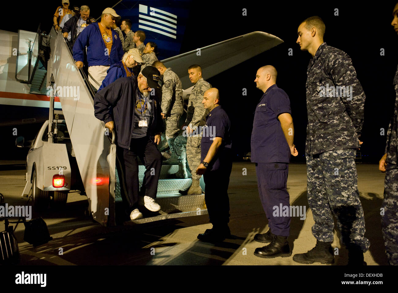 Servizio in Colorado membri salutare i veterani come essi deplane sett. 16, 2013, presso l'Aeroporto Internazionale di Denver. La 124 erano veterani di ritorno da un viaggio a Washington dove hanno visto i monumenti costruiti in loro onore. Onore volo Colorado settentrionale Foto Stock