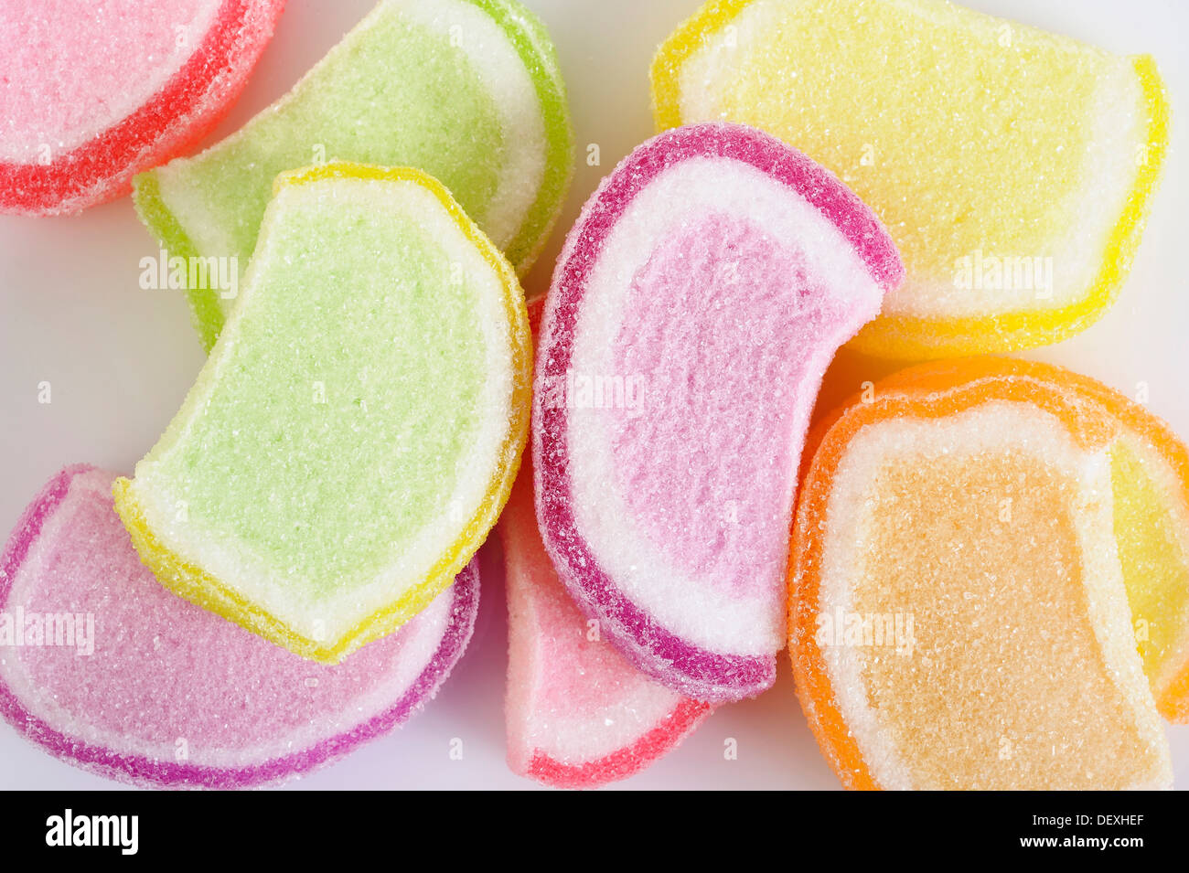 Gelatina colorata caramelle isolato su bianco Foto Stock