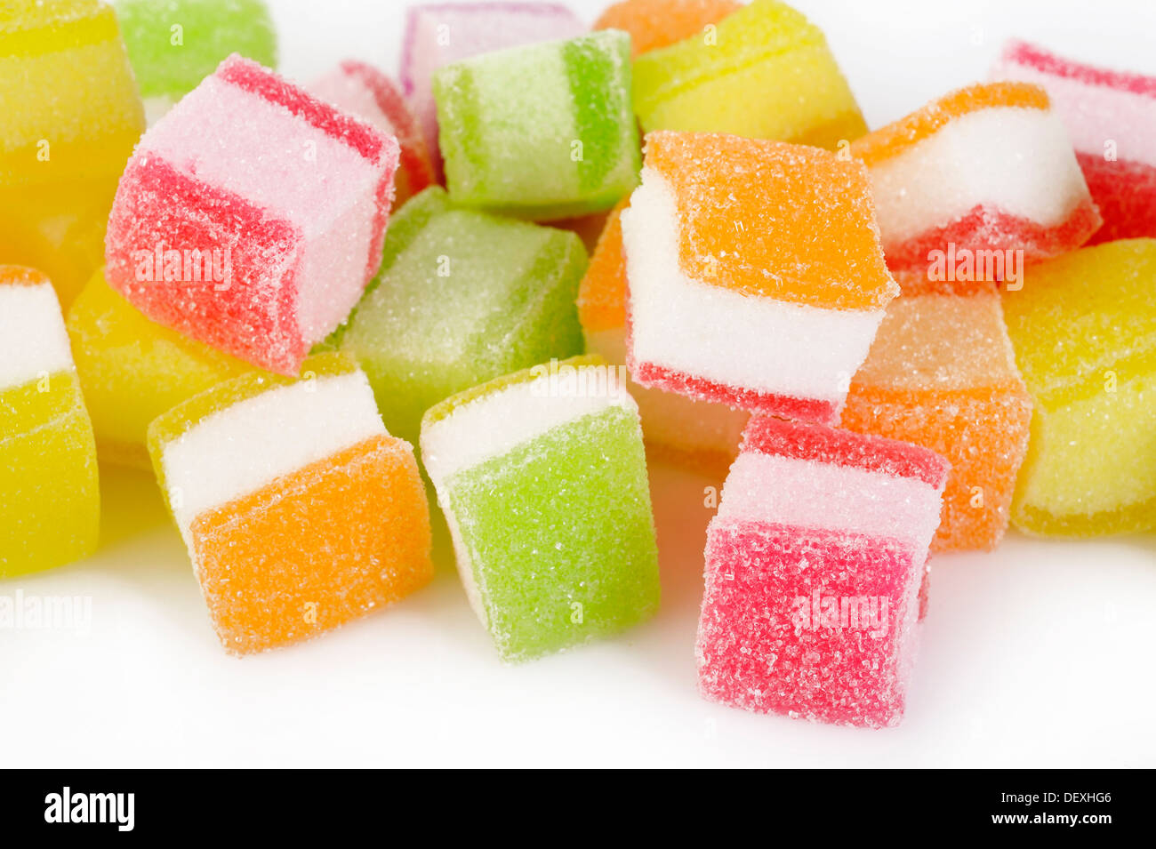 Gelatina colorata caramelle isolati su sfondo bianco Foto Stock