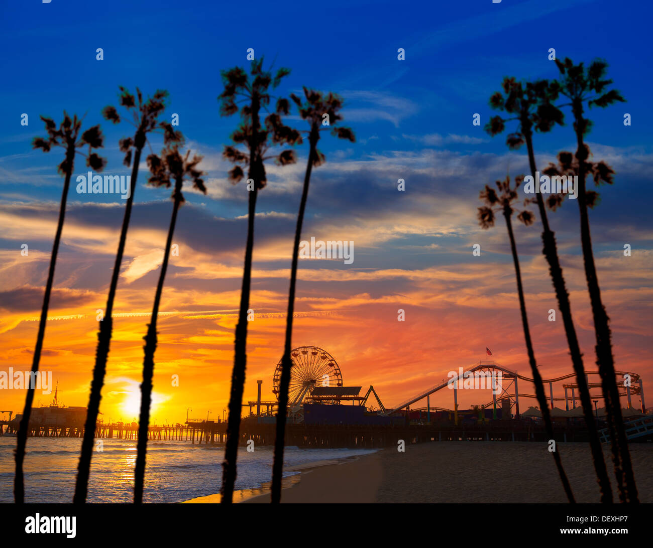 Santa Monica California Sunset sul Molo Traghetti ruota e la riflessione sulla spiaggia di sabbia umida Foto Stock