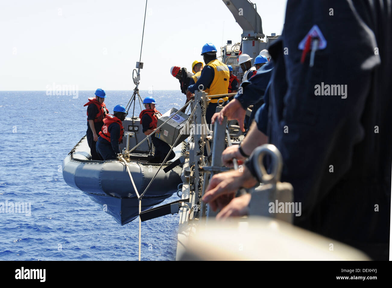 I marinai di parti di carico a bordo del guidato-missile destroyer USS Ramage (DDG 61) da una struttura rigida dello scafo di imbarcazione gonfiabile a seguito di un trasferimento dei pezzi. Ramage, home-ported a Norfolk, Virginia, è su una distribuzione programmata sostenere le operazioni di sicurezza marittima e di teatro Foto Stock