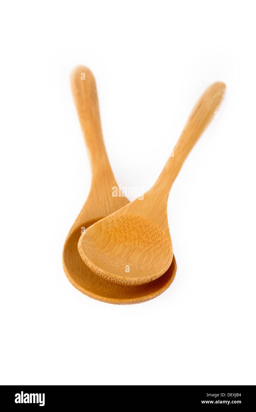 Cucchiaio di legno isolato su sfondo bianco Foto Stock
