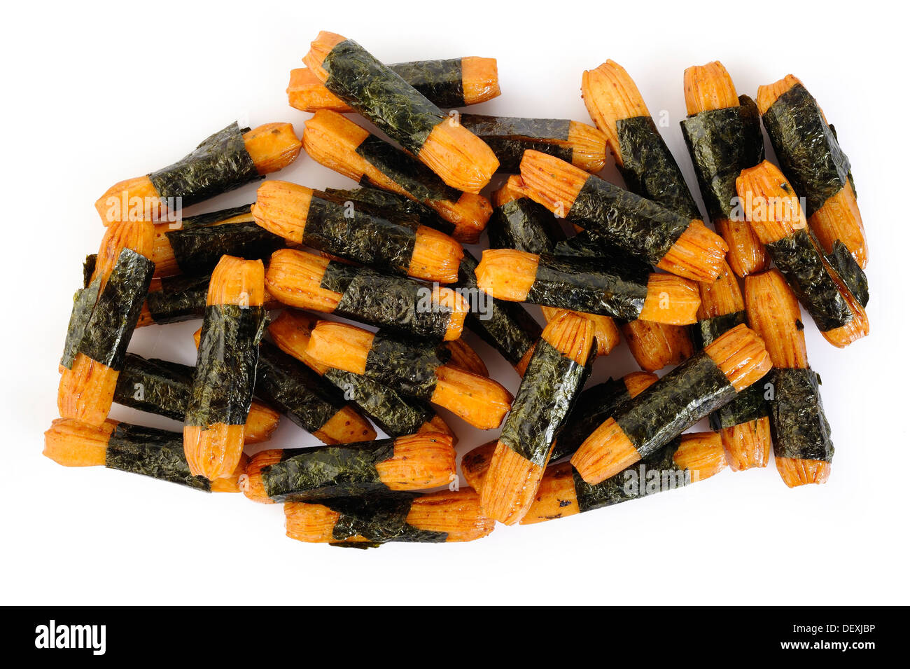 Le alghe avvolto cracker di riso su sfondo bianco Foto Stock