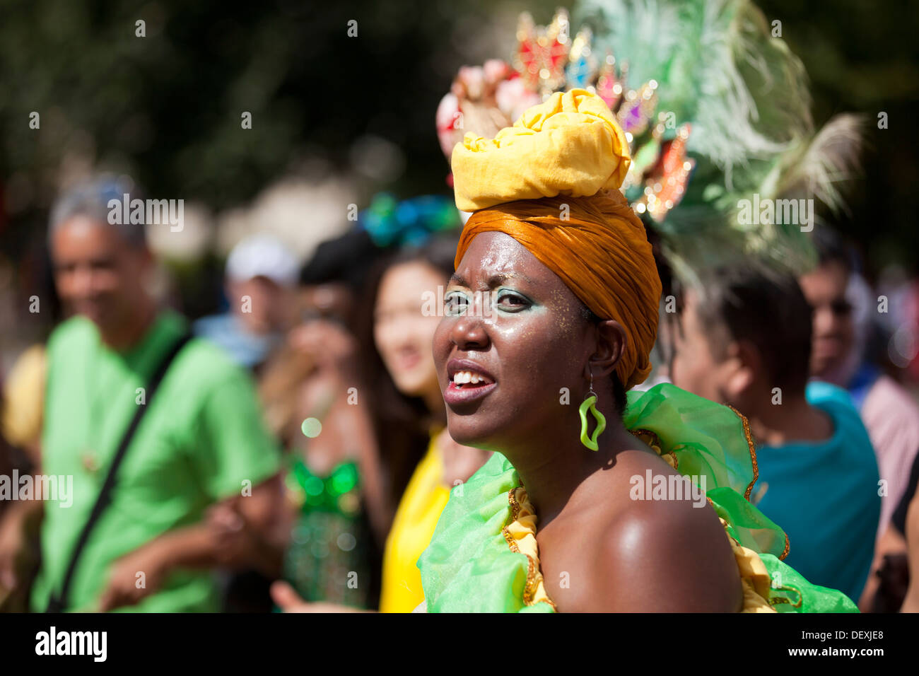 Brasiliano ballerina di Samba in costume tradizionale Foto Stock