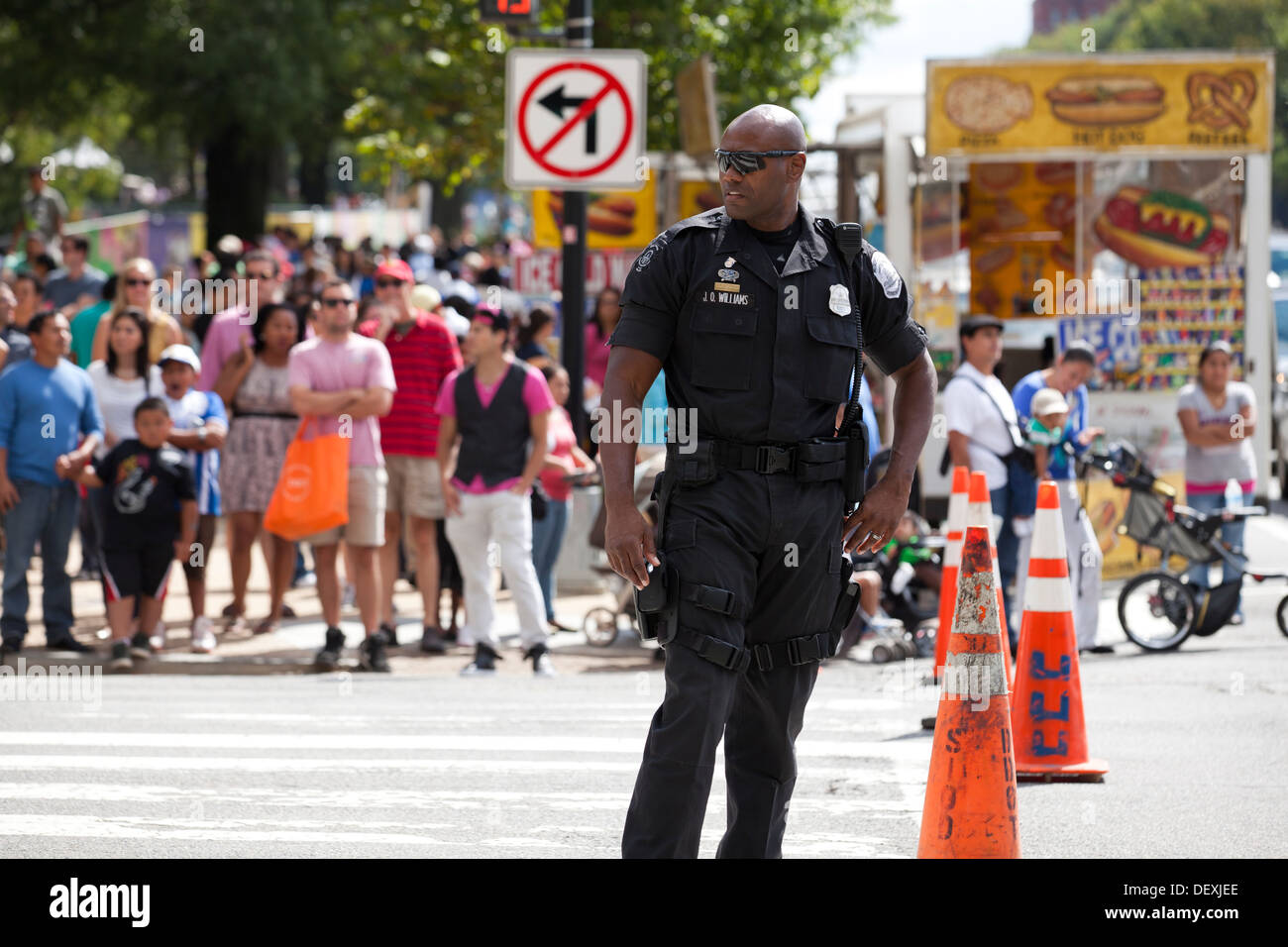 Washington DC Metropolitan police officer dirigere traffico Foto Stock