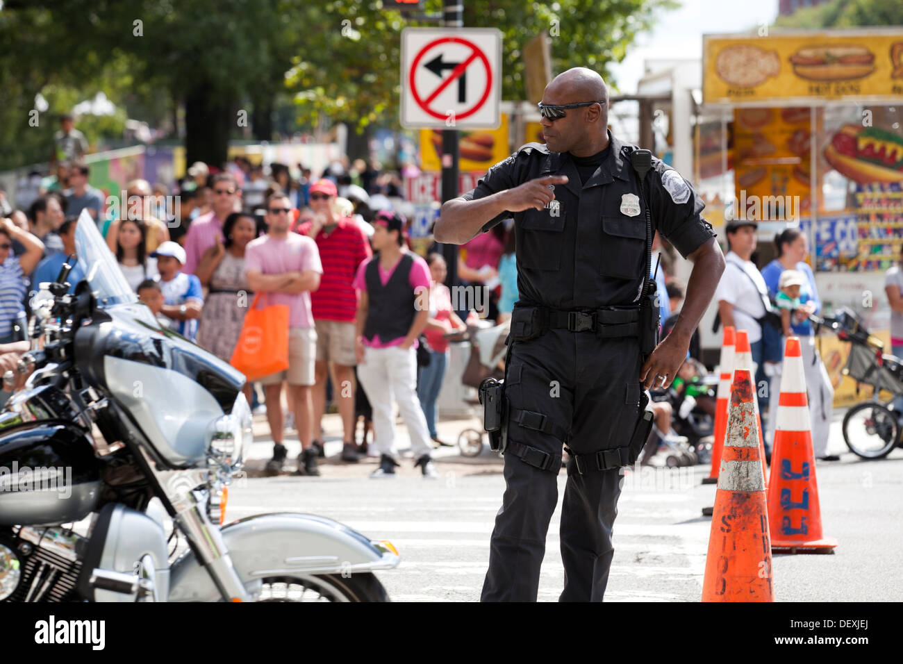 Washington DC Metropolitan police officer dirigere traffico Foto Stock