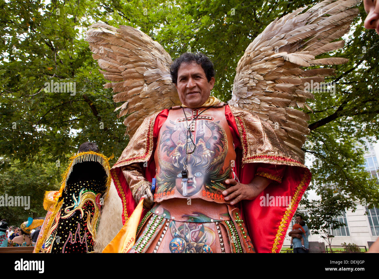 Uomo che indossa eagle ali in corrispondenza di un festival all'aperto Foto Stock