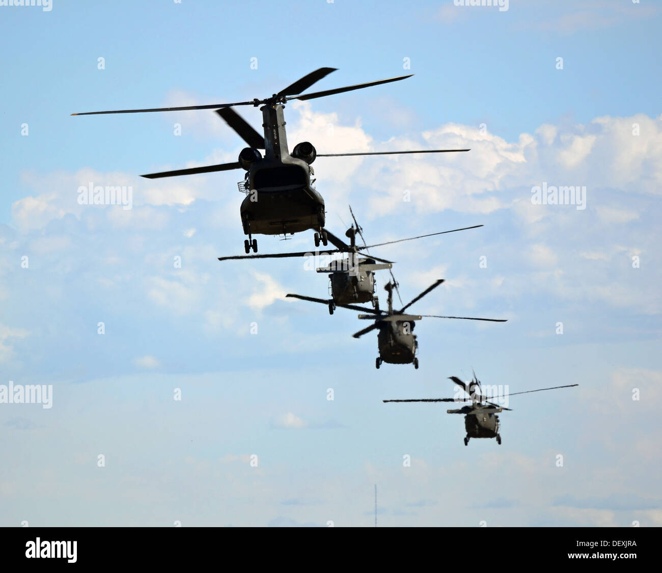 Secondo il supporto Generale Aviation Battaglione, 4° Reggimento di aviazione, 4a combattere la Brigata Aerea, 4a divisione di fanteria, termina il loro salvataggio e la missione di recupero in Boulder, Colo., Sett. 19, 2013. Secondo GSAB, 4° Reggimento di aviazione, ha preso un flyb celebrativo Foto Stock