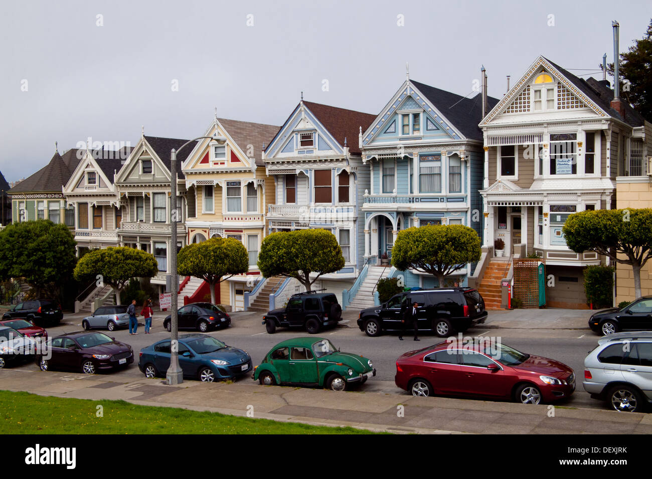 La famosa Painted Ladies fila di case in stile vittoriano su Steiner Street presso Alamo Square a San Francisco, California. Foto Stock