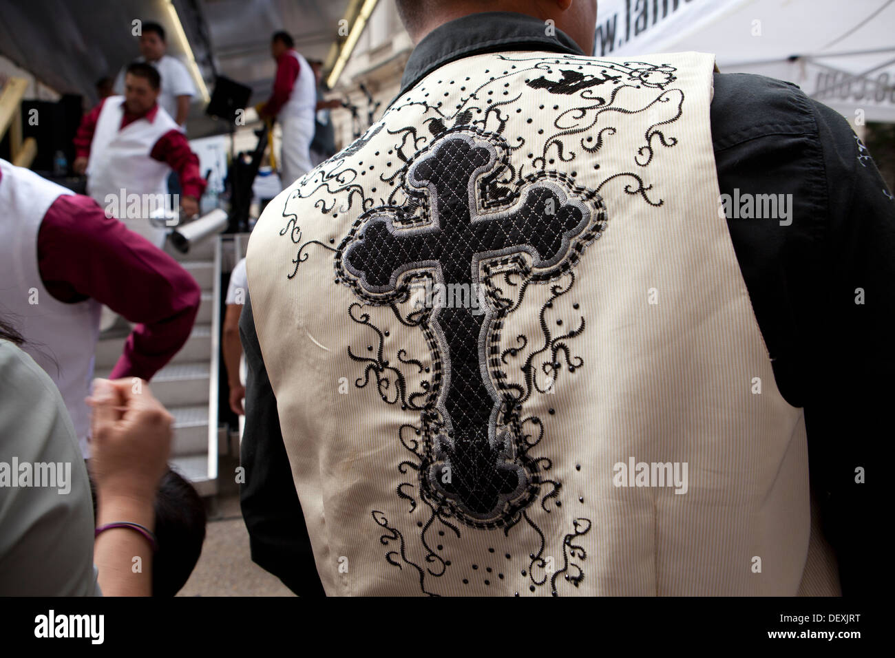 Uomo sportivo un croce cristiana sul retro del vest Foto Stock