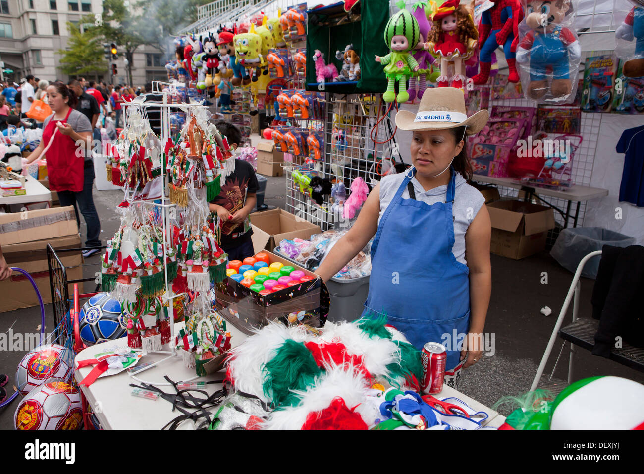 Donna vendita America Latina giocattoli e souvenir al festival all'aperto Foto Stock