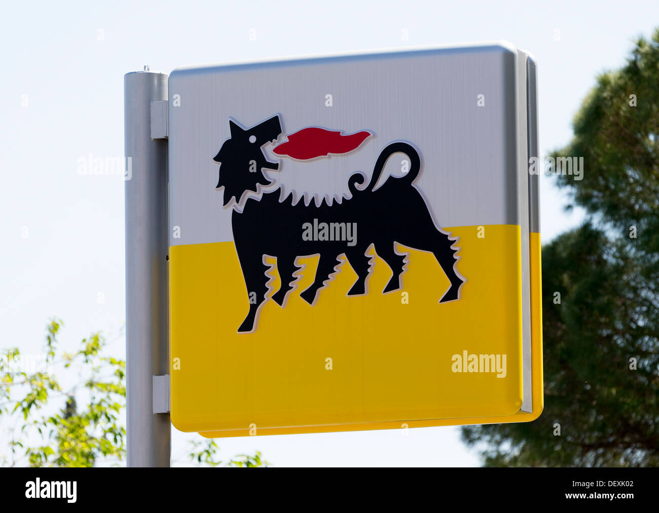 Un segno in corrispondenza di una stazione di benzina in Italia la visualizzazione delle sei zampe fire-respirazione cane, marchio di Eni, opera di Luigi Broggini Foto Stock