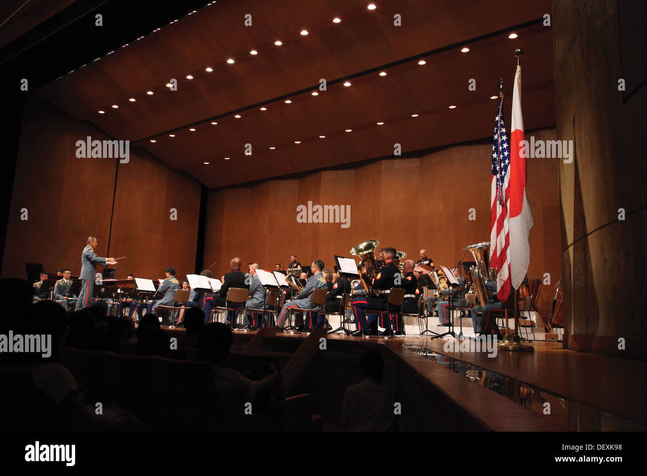 Il JGSDF XV Band e la III banda MEF unire i loro sforzi sett. 14 per la diciottesima edizione combinata Band in Concerto a Okinawa sala civica nella città di Okinawa. Il concerto ha proseguito gli sforzi di entrambe le bande per migliorare il partner-nazioni' amicizia attraverso mus Foto Stock Il JGSDF XV Band e la III banda MEF unire i loro sforzi sett. 14 per la diciottesima edizione combinata Band in Concerto a Okinawa sala civica nella città di Okinawa. Il concerto ha proseguito gli sforzi di entrambe le bande per migliorare il partner-nazioni' amicizia attraverso mus Foto Stock