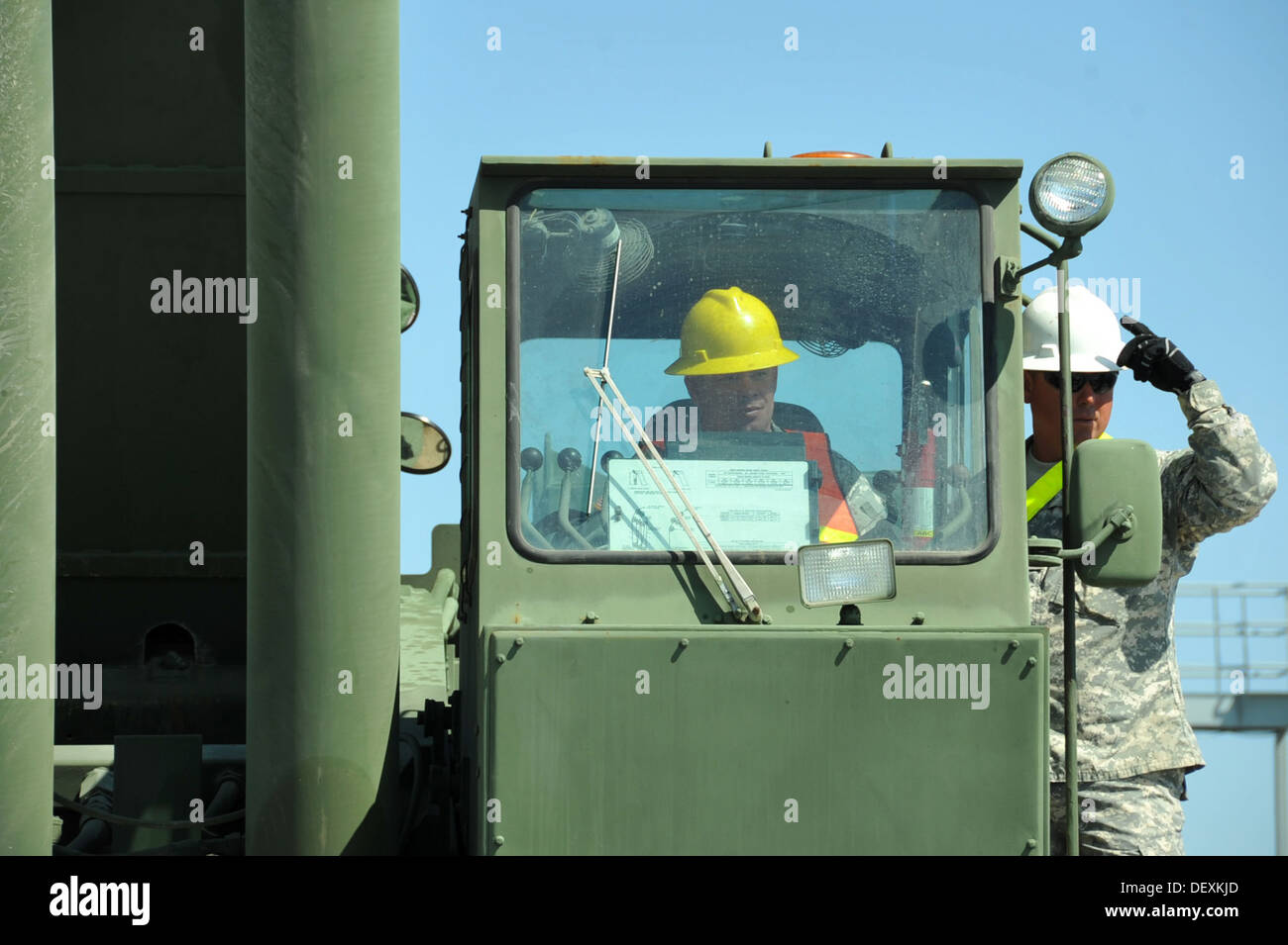 PORT HUENEME, California - Stati Uniti La riserva di esercito di Spc. Gary sostenuti, destra, Mentor Spc. Steven Looney, a sinistra, entrambi gli specialisti cargo assegnare Foto Stock