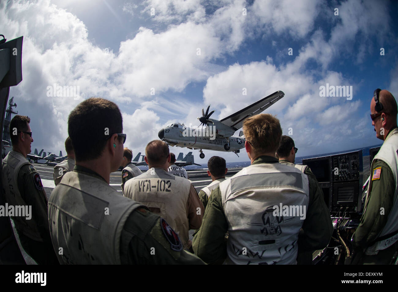 Sbarco degli ufficiali di sicurezza osservare un C-2un levriero dai fornitori di logistica della flotta Squadron (VRC) 30, di distacco 5, p Foto Stock