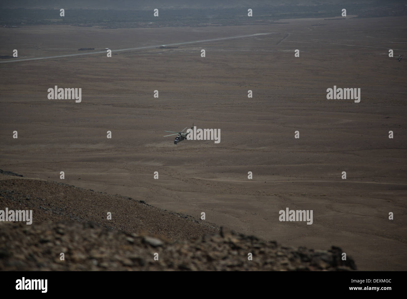 Un Afghan Air Force Mi-35 Hind elicottero conduce un live fire esercizio per aiutare a sviluppare la Afghan Tactical Air coordinatori Foto Stock