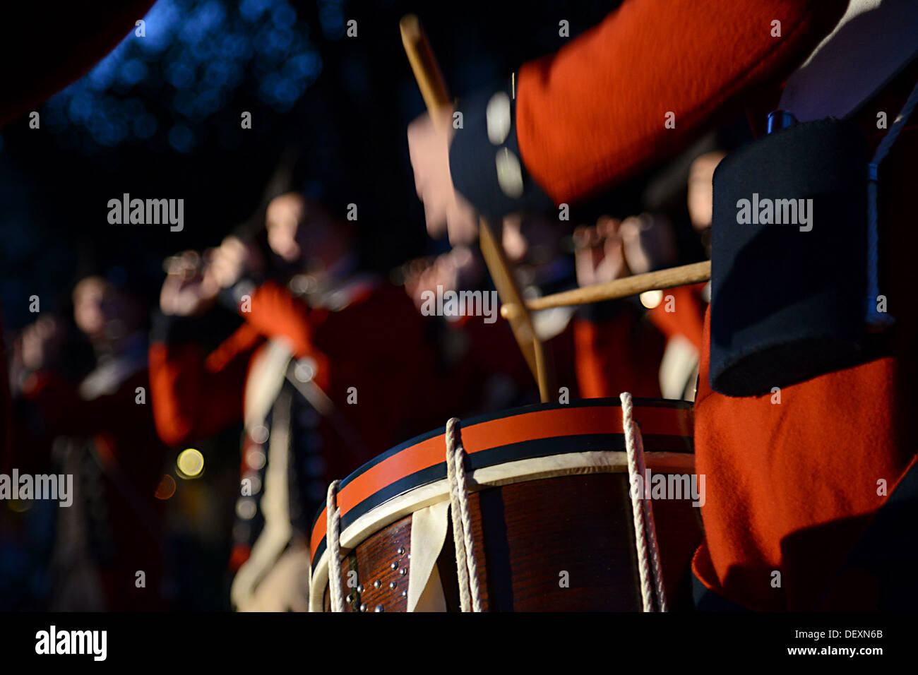 Austin Pierce, Colonial Williamsburg Pifferi e Tamburi snare il capo della sezione, compie durante il giorno di costituzione in concerto a Williamsburg, Virginia, Sett. 17, 2013. Il Colonial Williamsburg Fife e Drum Corps melodie eseguite che una volta erano usati come mobilitare Foto Stock