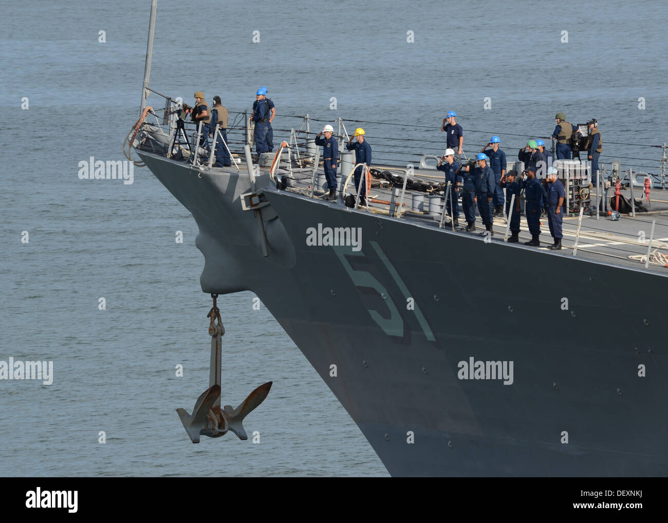 I marinai dal guidato-missile destroyer USS Arleigh Burke (DDG 51) rendono onora come passano il multipurpose Amphibious Assault nave USS Bataan (LHD 5). Bataan marinai e 22 MEU Marines sono in corso di conduzione delle qualifiche di routine a sostegno di PHI Foto Stock