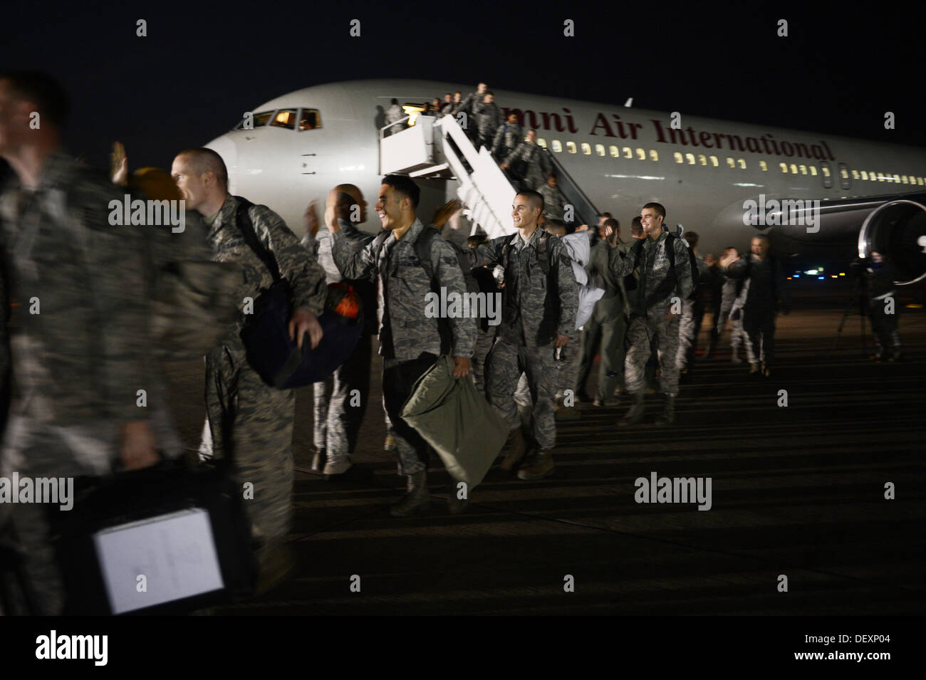 Stati Uniti Air Force aviatori sono accolti dal Team membri di Shaw dopo cinque mesi di distribuzione presso Shaw Air Force Base, S.C., Sett. 19, Foto Stock