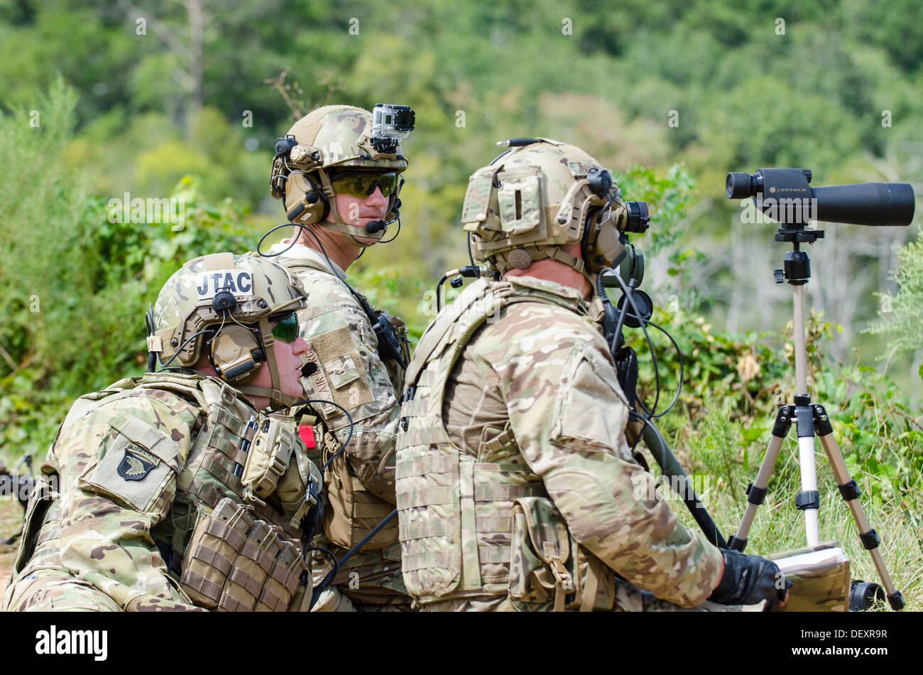 Tactical Air parte di controllo Senior aviatori Mark Iden, tecniche Sgt. Nichol Anthony e il Mag. Nick Anthony, aria Liaison Officer per la XLVIII IBCT, forniscono il controllo del AH-64 Apache per attacchi aerei su obiettivi come l'attacco iniziale durante i bracci combinato Foto Stock