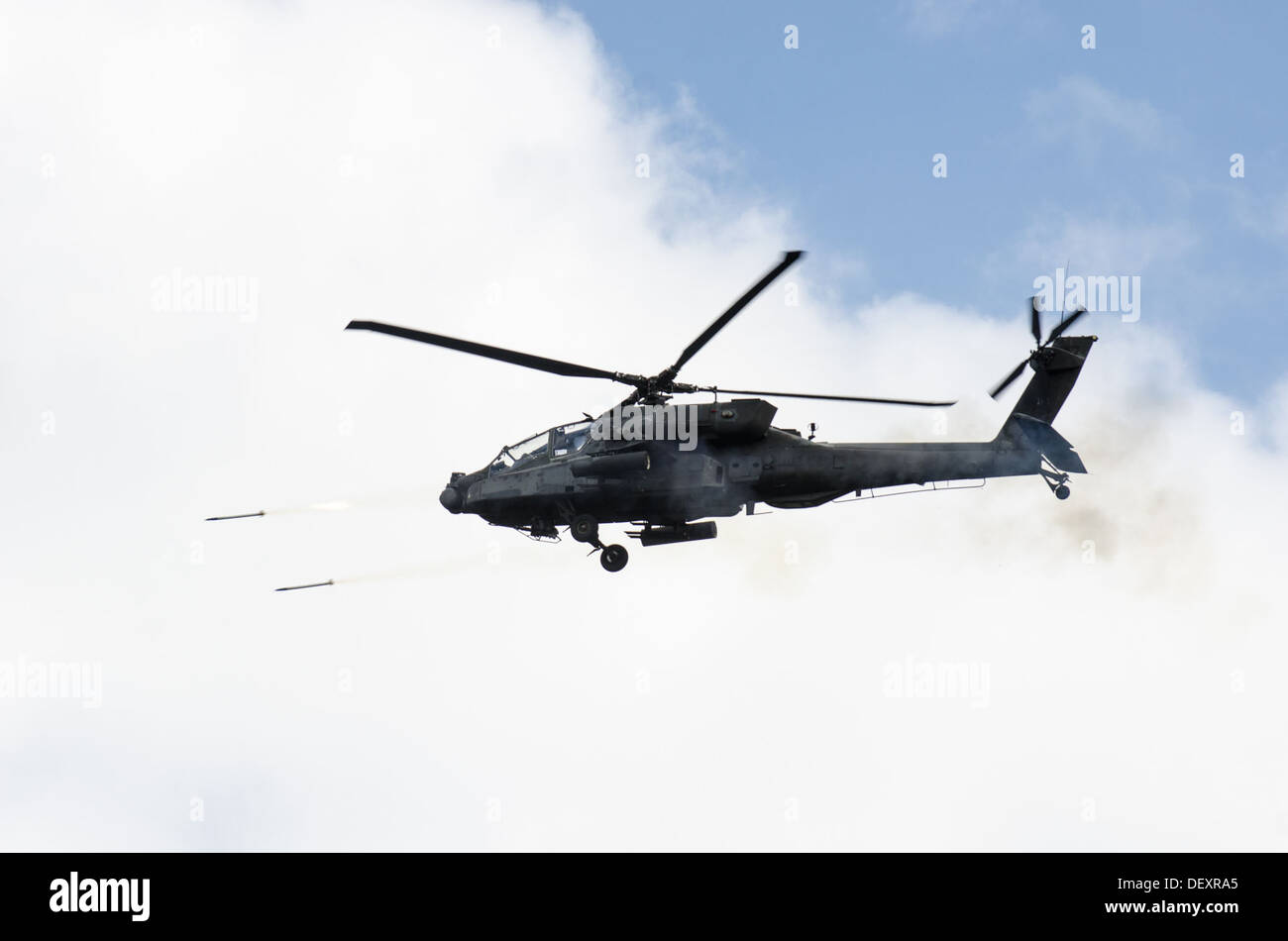 AH-64 elicotteri Apache di lancio di missili Hellfire a bersagli durante i bracci combinata live esercitazione antincendio. La fanteria 48B Foto Stock