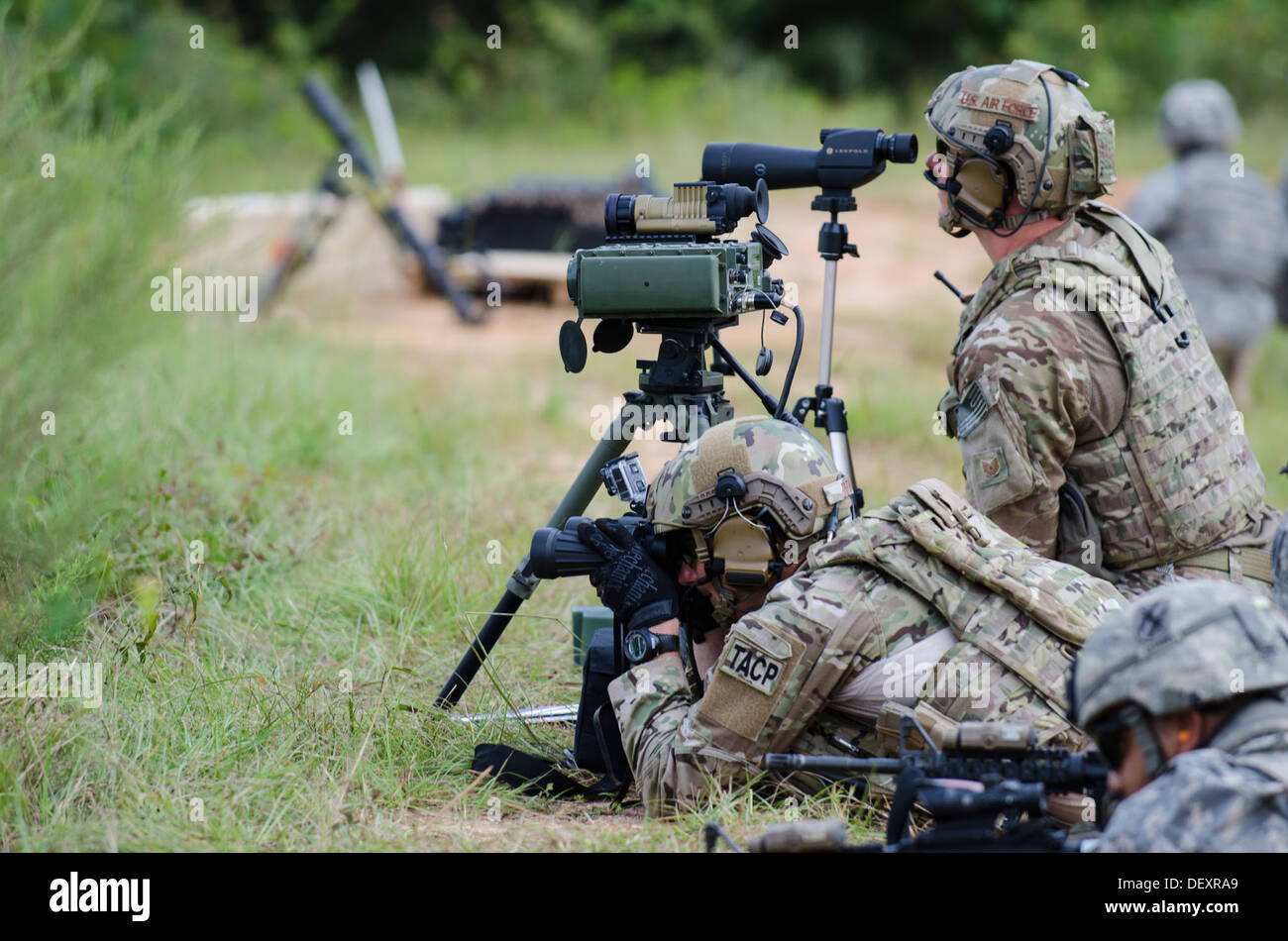 Tactical Air parte di controllo Senior aviatori Mark Iden, tecniche Sgt. Nichol Anthony e il Mag. Nick Anthony, aria Liaison Officer per la XLVIII IBCT, forniscono il controllo del AH-64 Apache per attacchi aerei su obiettivi come l'attacco iniziale durante i bracci combinato Foto Stock