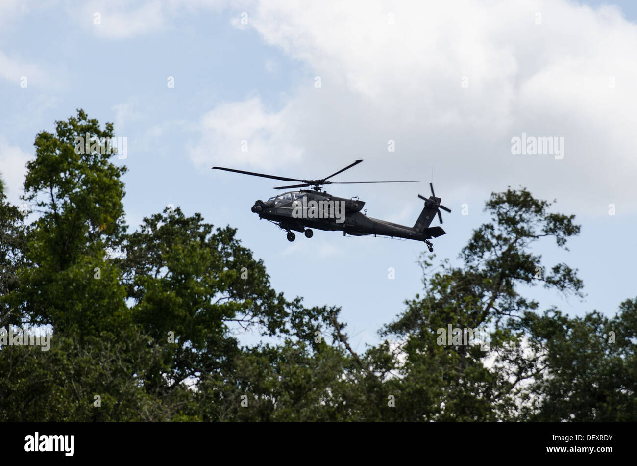 Un AH-64 elicottero Apache attende alla stazione di fuoco durante la xlviii della brigata di fanteria combattere Team bracci combinata live esercitazione antincendio. Foto Stock