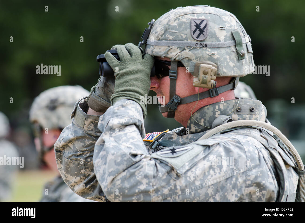Il colonnello Randall V. Simmons Jr., 48th della brigata di fanteria Team Combat Commander, osserva turni di colpire bersagli gamma verso il basso. Foto Stock