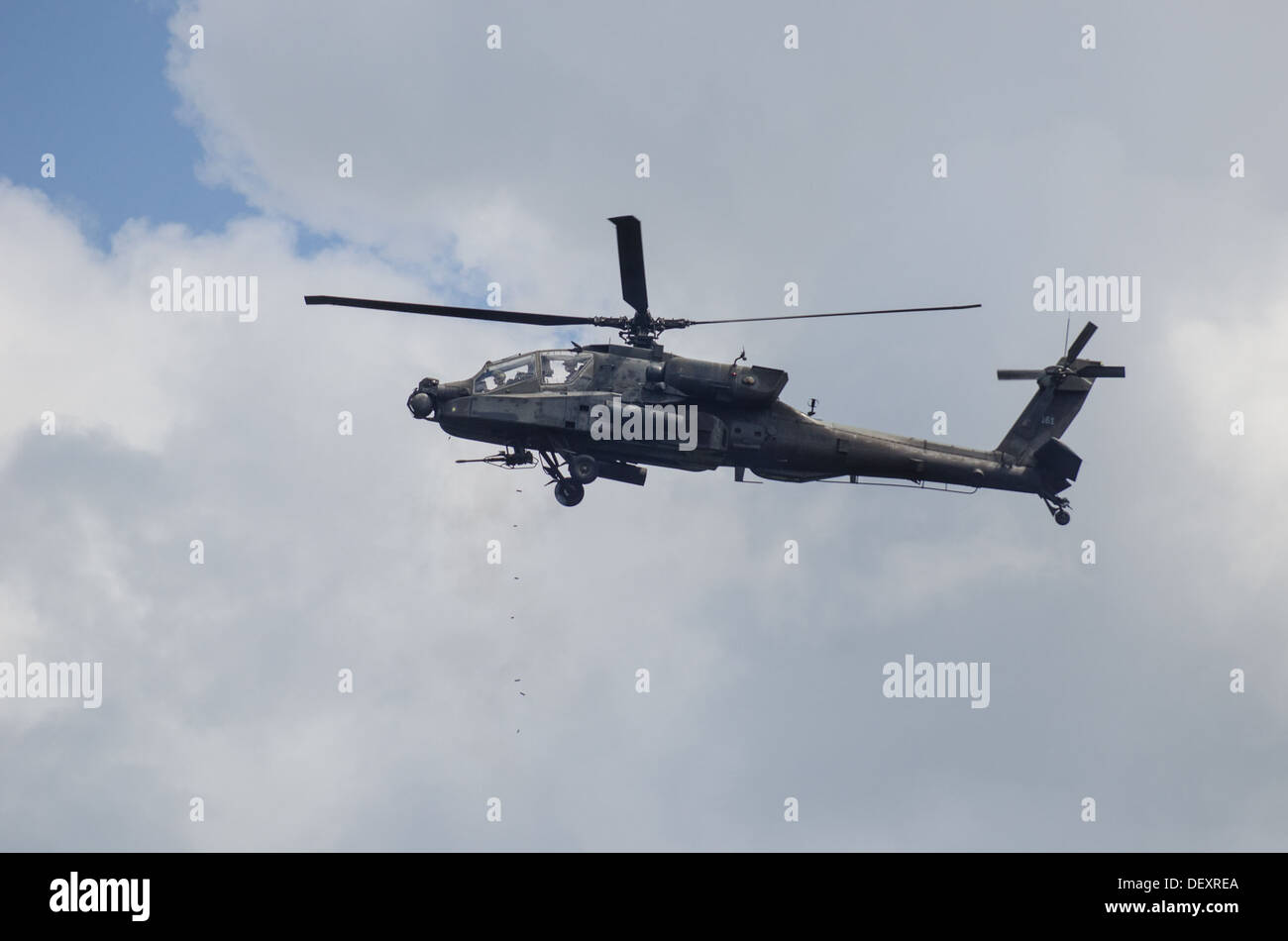 AH-64 elicotteri Apache fire M230 130mm chain gun a bersagli durante i bracci combinata live esercitazione antincendio. La XLVIII Fanteria Foto Stock