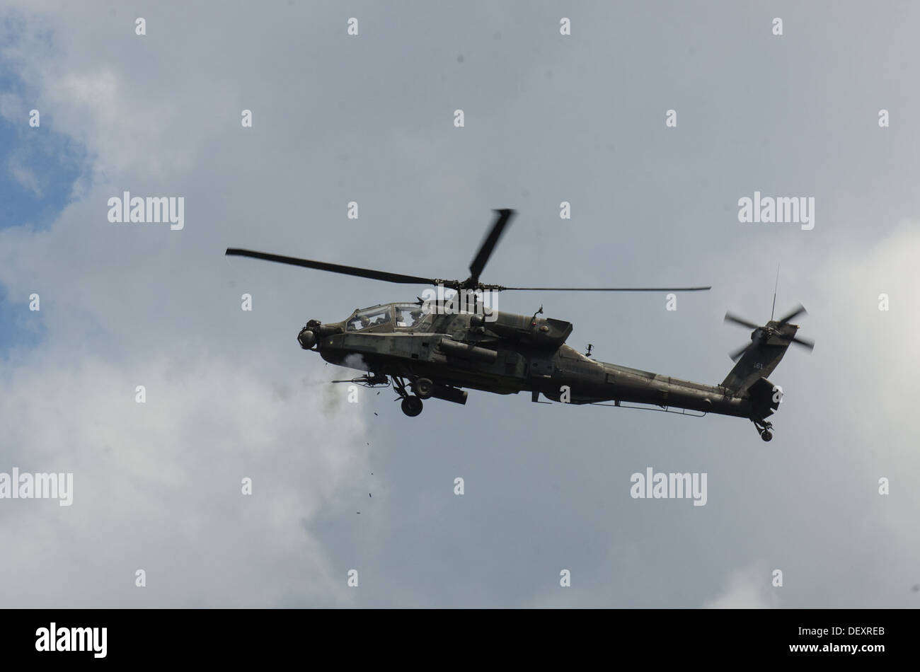 AH-64 elicotteri Apache fire M230 130mm chain gun a bersagli durante i bracci combinata live esercitazione antincendio. La XLVIII Fanteria Foto Stock