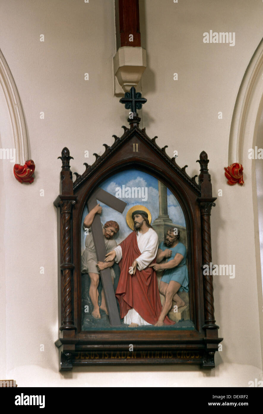 Falls Road Belfast Irlanda del Nord la Cattedrale di San Pietro Stazione Della Croce Gesù è caricato con la sua croce Foto Stock