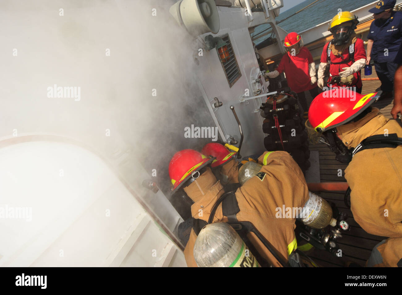 Officer i candidati si impegnano un incendio simulato nella stanza lavanderia a bordo della Coast Guard Barque Eagle Giovedì, Settembre 12, 2013. Foto Stock