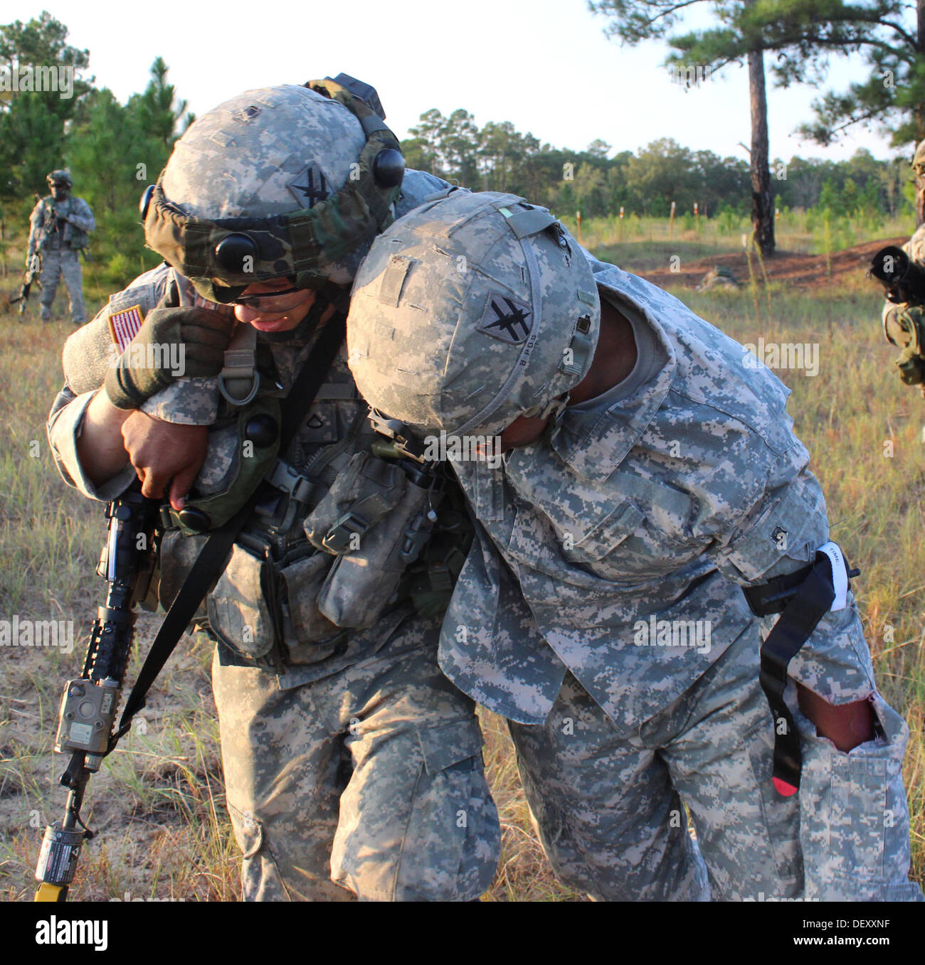 La Georgia GARRISSON TRAINING CENTER, Fort Stewart, Ga.- esausto dopo una lunga impresa simulata la missione di attacco, medici da 2-121st battaglione di fanteria, andare fuori per trovare il loro feriti, trattarli e aiutarli a torna al medico humvees per avere preso a highe Foto Stock