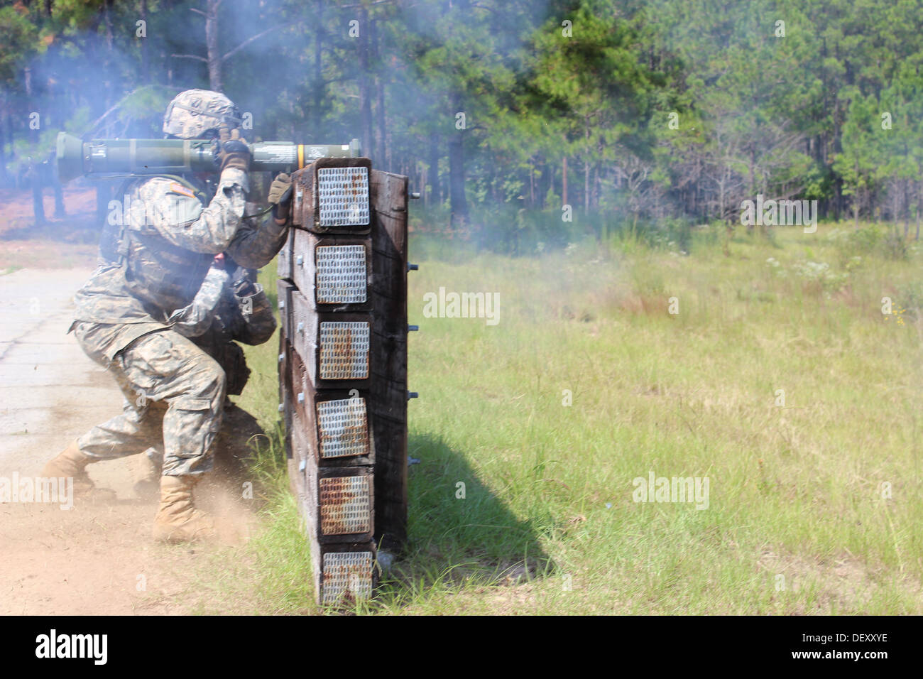La Georgia GARRISON TRAINING CENTER, Fort Stewart, Ga.- La terra trema come Guardsman da tutta la xlviii della brigata di fanteria combattere Team (IBCT) fire A-4s mentre al 48th IBCT esportabile della lotta contro le capacità di formazione di rotazione. Foto Stock