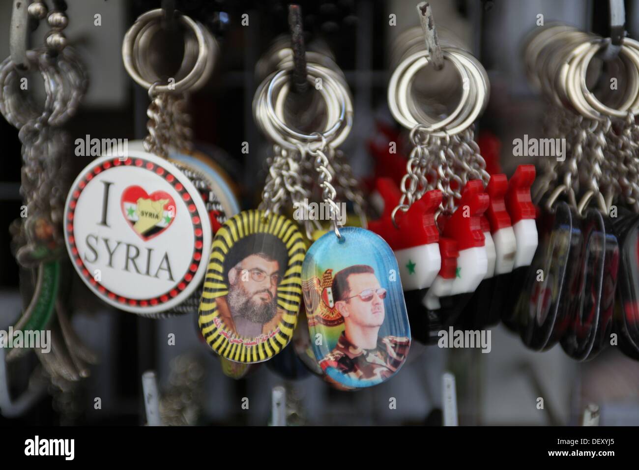 Un negozio che vende le principali catene con le immagini delle facce di Sheikh Hassan Nasrallah (Hizbullah) e il dottor Bashar Al-Assad (Hizb-al-Ba'ath) nella via del centro di Damasco, Siria, su 2013-09-23. Foto: Martin Lejeune dpa (wireservice out) Foto Stock
