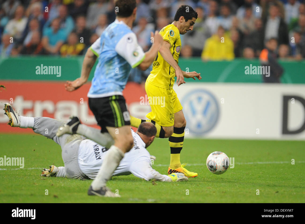 Monaco di Baviera, Germania. 24Sep, 2013. Dortmund Henrich Mchitarjan (R) calci la palla al cliente un 2-0 obiettivo passato Monaco di Baviera portiere Gabor KIRALY (B) durante la DFB Cup secondo turno match tra TSV 1860 Monaco di Baviera e il Borussia Dortmund a stadio Allianz Arena di Monaco di Baviera, Germania, il 24 settembre 2013. Foto: ANDREAS GEBERT/dpa/Alamy Live News Foto Stock