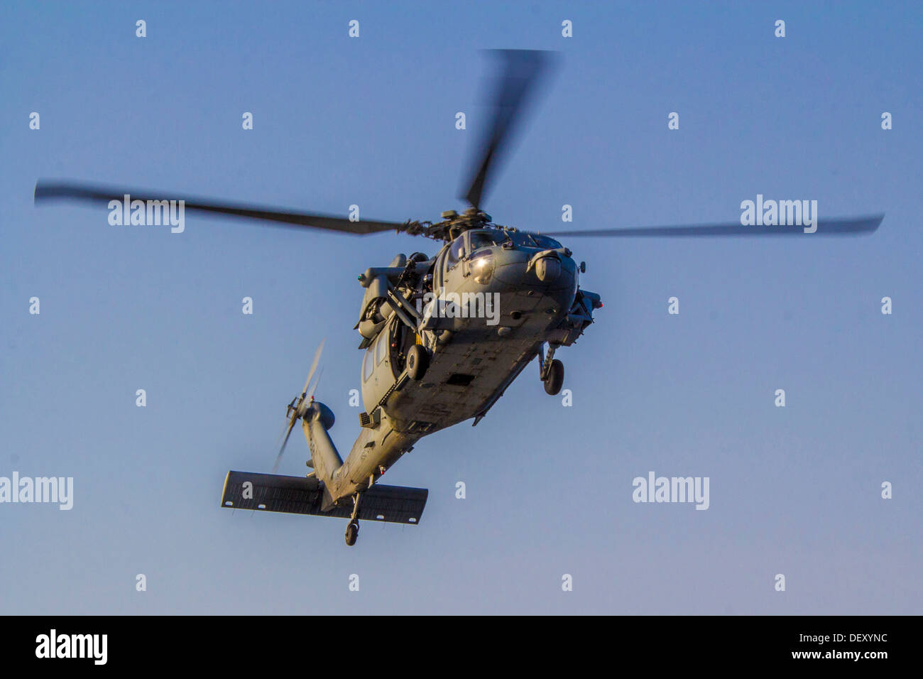 Un UH-1N Huey assegnato a mezzo marino Tiltrotor Squadron (VMM) 266 (rinforzato), 26 Marine Expeditionary Unit (MEU), vola sopra Camp Lemonnier, Gibuti, Sett. 18, 2013. Il ventiseiesimo MEU è un Marine Air-Ground Task Force distribuita negli Stati Uniti 5a un Foto Stock