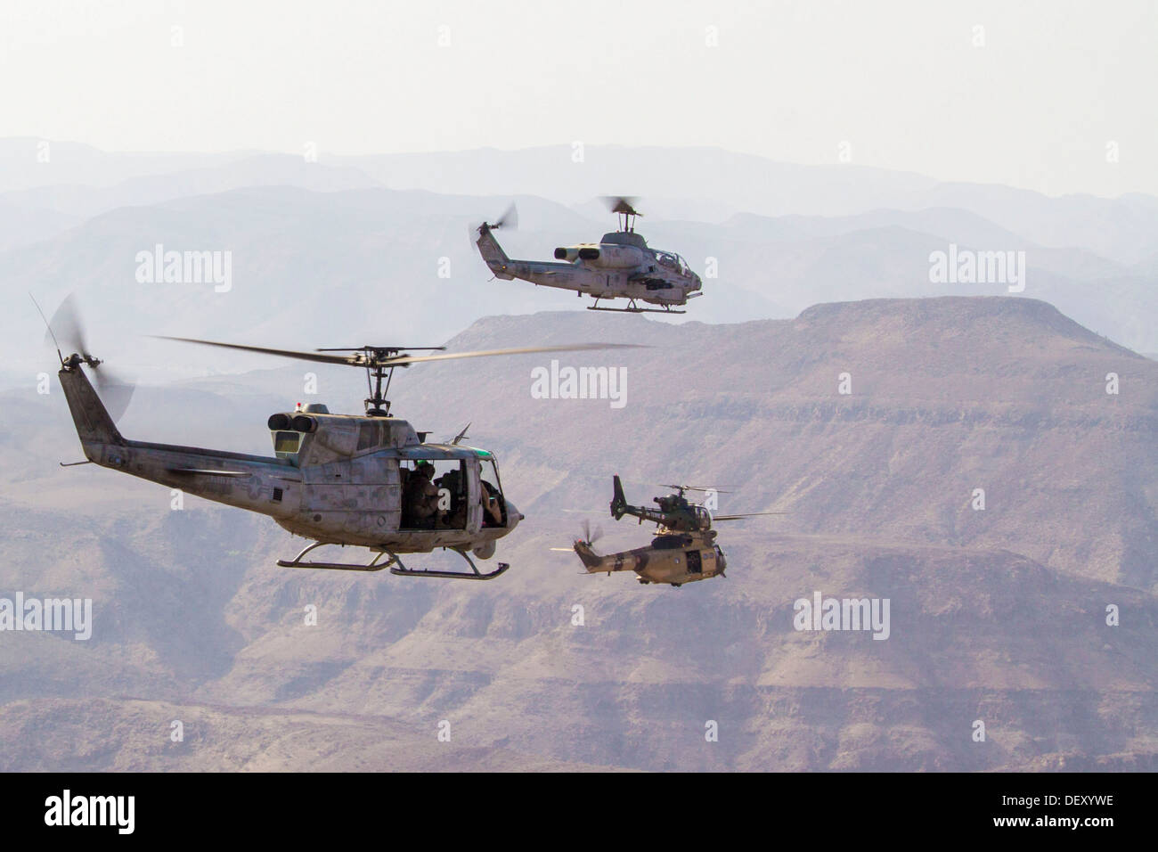 U.S Marine Corps elicotteri assegnati a mezzo marino Tiltrotor Squadron (VMM) 266 (rinforzato), 26 Marine Expeditionary Unit (MEU), e l'esercito francese elicotteri volare in formazione sopra Camp Lemonnier, Gibuti, Sett. 18, 2013. Il ventiseiesimo MEU è un Marine un Foto Stock