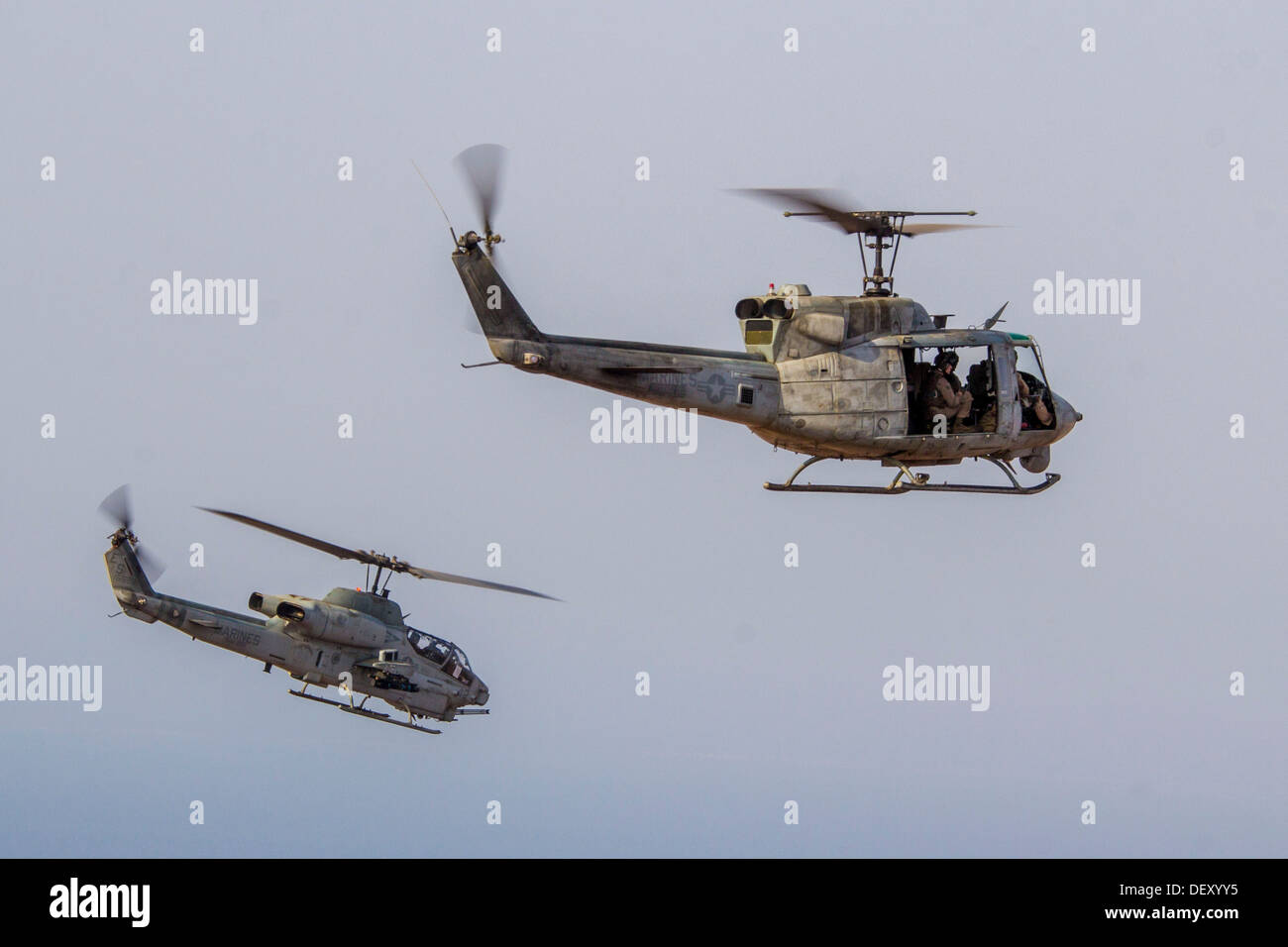 Un UH-1N Huey e un AH-1W Super Cobra assegnato a mezzo marino Tiltrotor Squadron (VMM) 266 (rinforzato), 26 Marine Expeditionary Unit (MEU), volare al di sopra di Camp Lemonnier, Gibuti, Sett. 18, 2013. Il ventiseiesimo MEU è un Marine Air-Ground Task Force avanti-dep Foto Stock