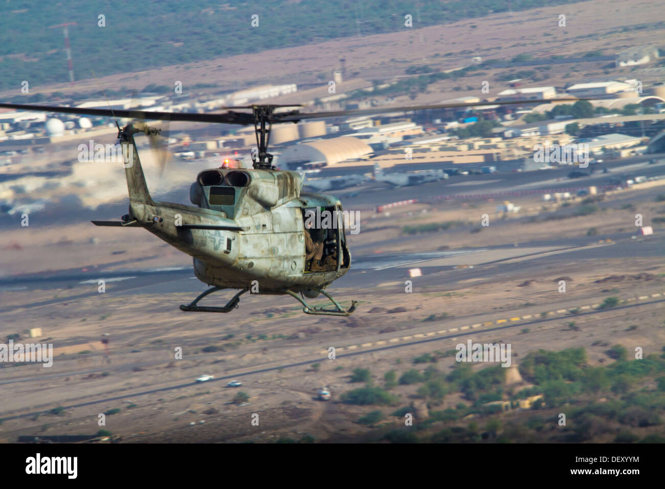 Un UH-1N Huey assegnato a mezzo marino Tiltrotor Squadron (VMM) 266 (rinforzato), 26 Marine Expeditionary Unit (MEU), vola sopra Camp Lemonnier, Gibuti, Sett. 18, 2013. Il ventiseiesimo MEU è un Marine Air-Ground Task Force distribuita negli Stati Uniti 5a un Foto Stock