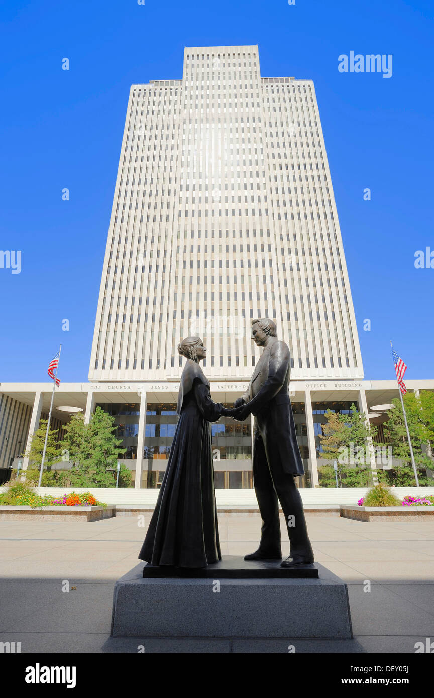 Statua di fronte alla chiesa di LDS Office Building, edificio amministrativo della Chiesa di Gesù Cristo dei Santi degli Ultimi Giorni Foto Stock