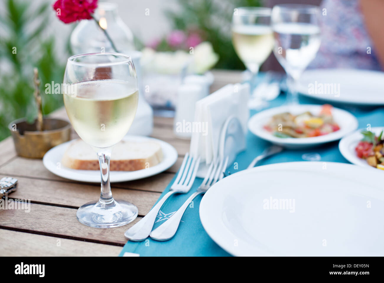 Bicchiere di vino bianco su una tabella celebrativo. Foto Stock